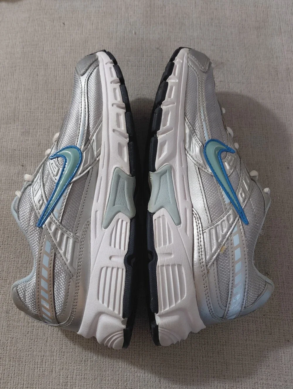 Nike Women's Initiator Silver with Light Blue Accent Running Sneakers